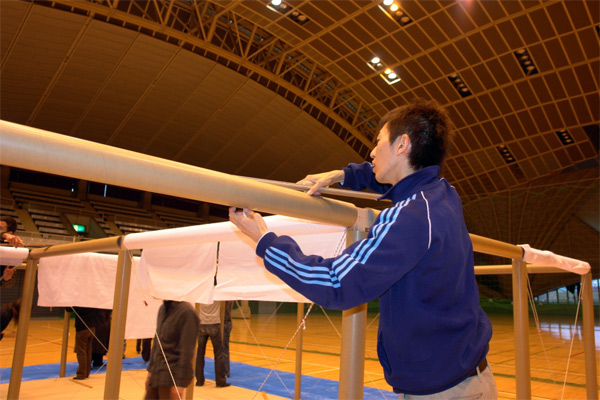 Shigeru Ban, arquitectura de papel en Japón Proceso de montaje de Paper Partition System, Fujisawa, Shigeru Ban Laboratory, 2006.