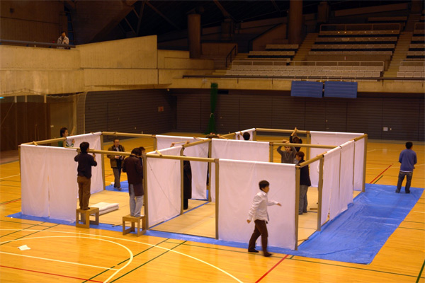Shigeru Ban, arquitectura de papel en Japón Paper Partition System, Fujisawa, Shigeru Ban Laboratory, 2006.