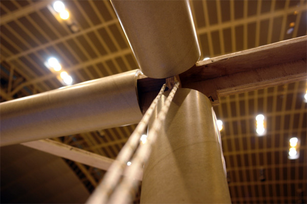 Shigeru Ban, arquitectura de papel en Japón Detalle de la unión de los cilindros de cartón y refuerzo de cuerda. Paper Partition System, Fujisawa, Shigeru Ban Laboratory, 2006.