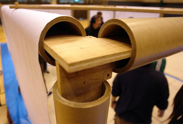Shigeru Ban, arquitectura de papel en Japón Detalle de la unión de los cilindros de cartón con una pieza de contrachapado. Partition System, Fujisawa, Shigeru Ban Laboratory, 2006.