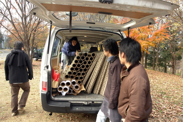 Traslado de los materiales que componen Paper Partition System 2, Fujisawa, Shigeru Ban Laboratory, 2006.