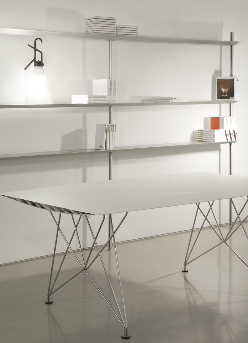 Levedad para un nuevo diseño: Table B, mesa de Konstantin Grcic