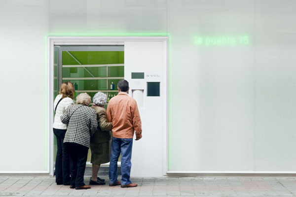 Neón para el interiorismo de una farmacia, de Buj + Colón Arquitectos