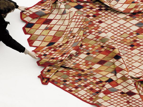 Los diseñadores Ronan y Erwan Bouroullec se declaran fascinados por la técnica ancestral de producción de los kilim persas, y así lo ponen de relieve en la creación de Losanges, una colección de alfombras para la firma Nanimarquina.