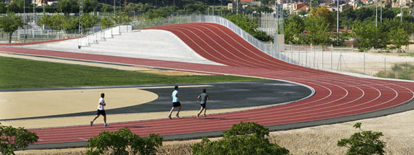 Pista de atletismo 3D en Elda, de Subarquitectura