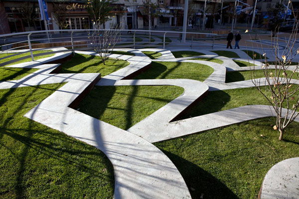 El laberinto en la Plaza Vinyes de Lleida, de Benedetta Tagliabue, EMBT