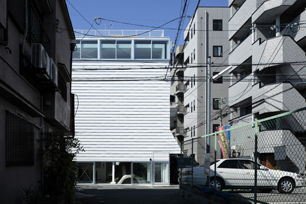 Sobre el suelo y bajo techo, casa en Osaka.