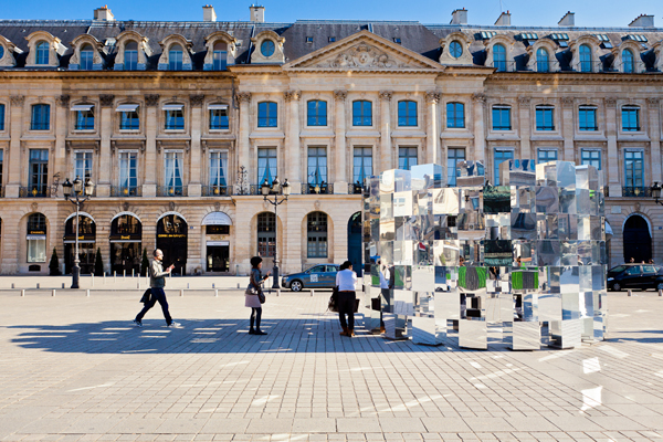 Ring de Arnaud Lapierre, reflejos e ilusiones ópticas en la Plaza Vendôme (París)