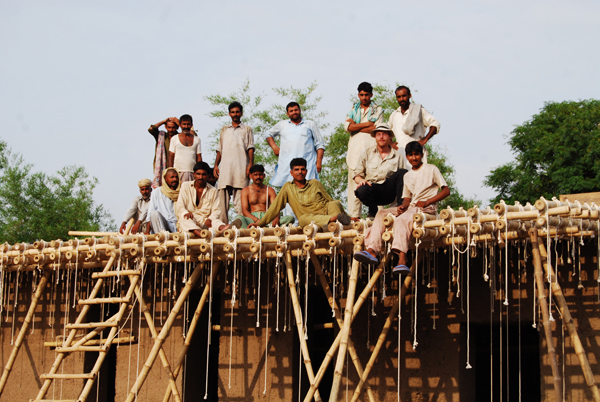 Colegio de barro y bambú en Pakistán, de Roswag Architekten