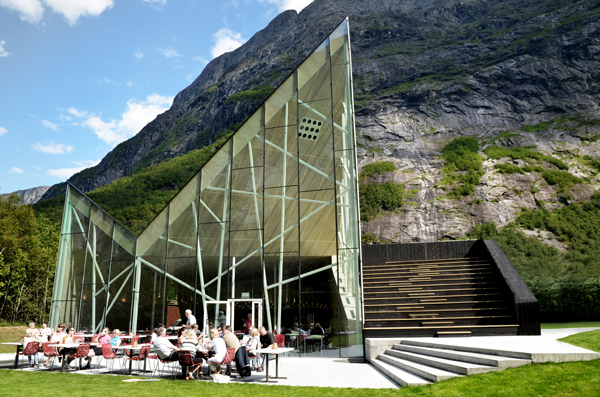 Reiulf Ramstad Architects: restaurante al pie del Troll Wall (Noruega)