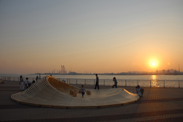 Crater Lake de 24º Studio, instalación de madera en Kobe, Japón