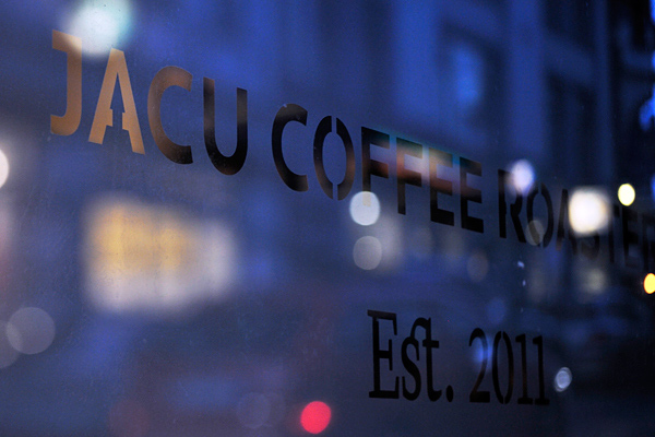 Jacu Coffee Roastery, identidad visual para café, por Tom Emil Olsen