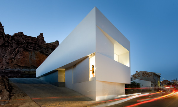 Casa en la ladera de un castillo, de Fran Silvestre Arquitectos