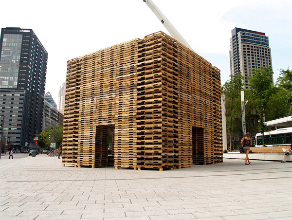 Forest II, un bosque de palés reciclados en Montreal