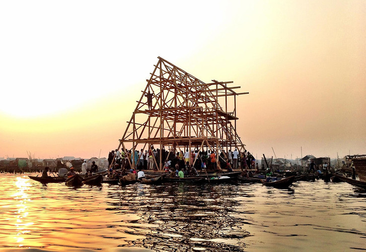 Escuela primaria flotante de NLÉ. Barriles de plástico reciclados y mucha creatividad