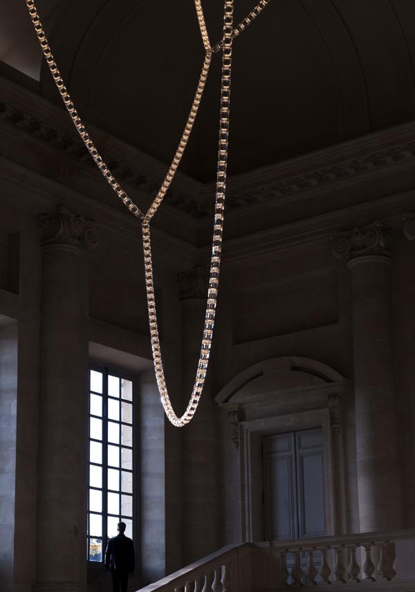 La Gabriel Chandelier del estudio Bouroullec se instala en el Palacio de Versailles