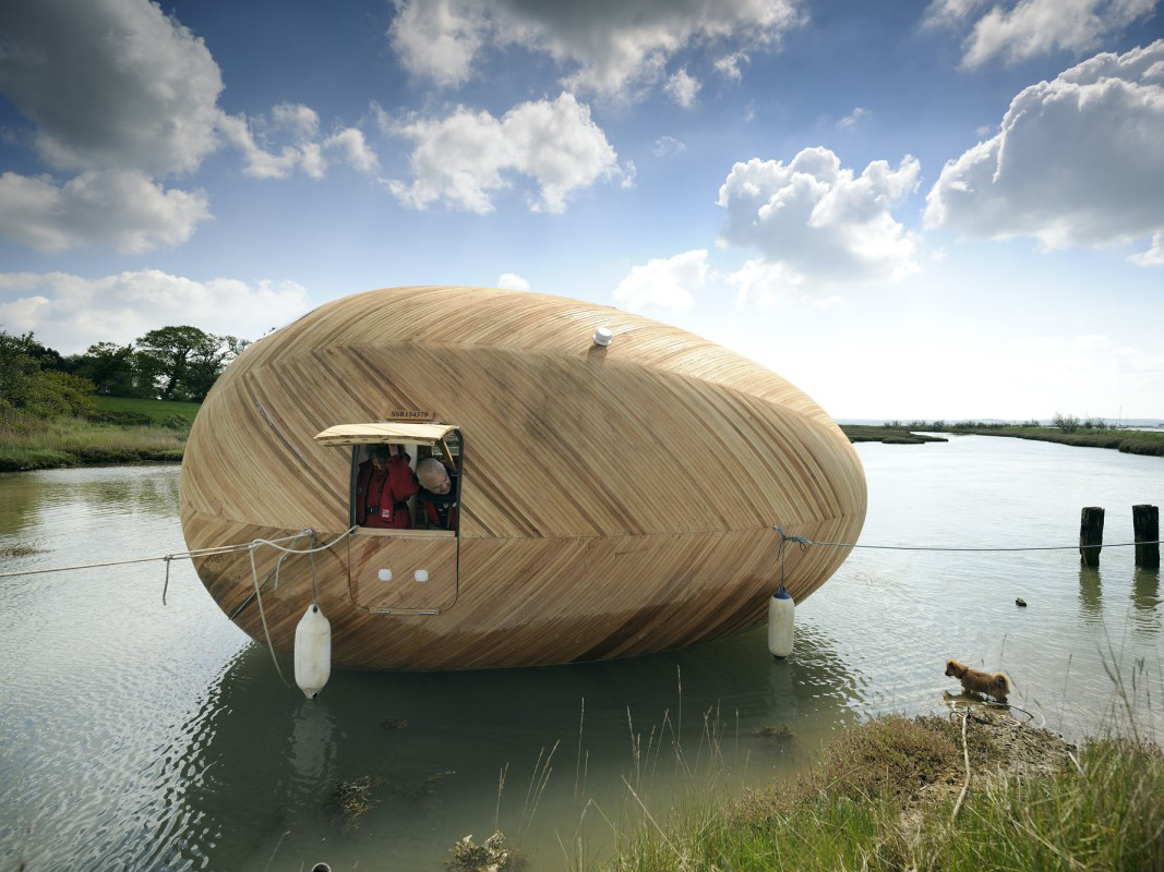 Exbury Egg, la casa flotante de madera y autosuficiente de Stephen Turner