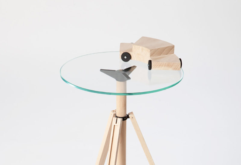 Tripod Furniture, una instalación plegable de Bartosz Mucha