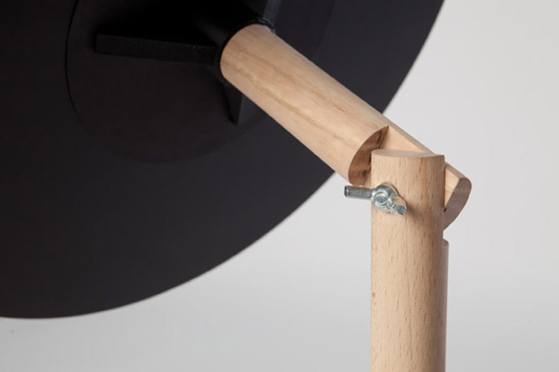 Tripod Furniture, una instalación plegable de Bartosz Mucha