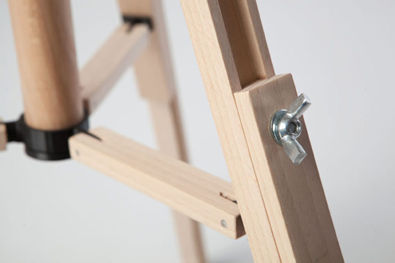 Tripod Furniture, una instalación plegable de Bartosz Mucha