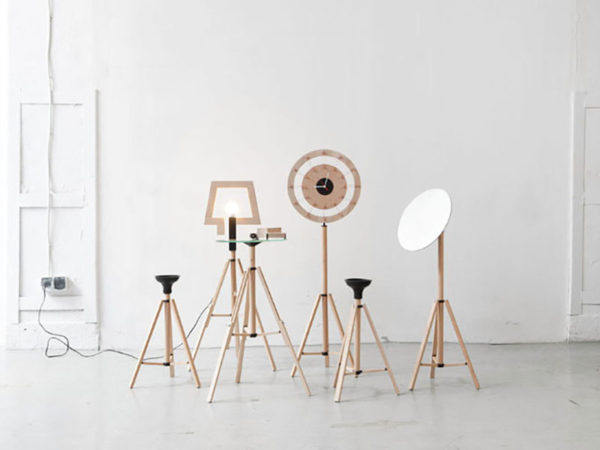 Tripod Furniture, una instalación plegable de Bartosz Mucha