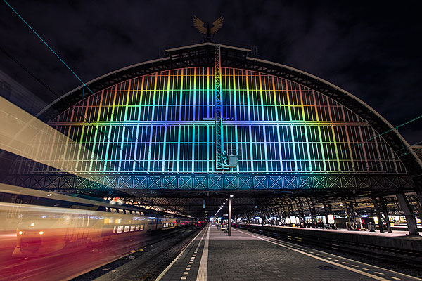 roosegaarde-ilumina-con-un-arcoiris-la-estacion-de-amsterdam-experimenta-02.jpg