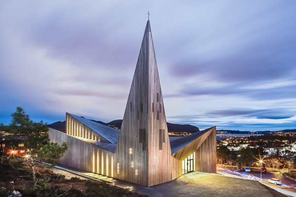 Iglesia de Knarvik por Reiulf Ramstad Architects. Diseño religioso