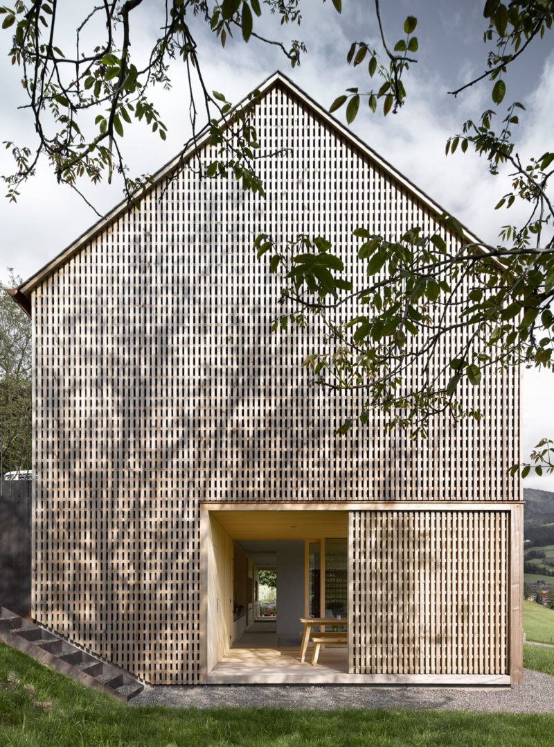 Piel de madera: una casa de Innauer-Matt Architekten