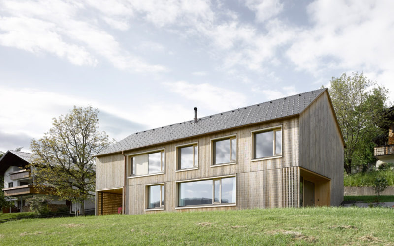 Piel de madera: una casa de Innauer-Matt Architekten