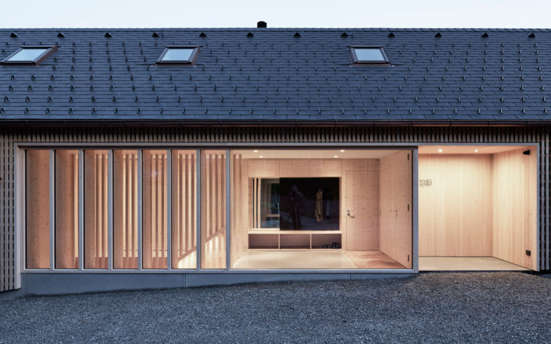 Piel de madera: una casa de Innauer-Matt Architekten