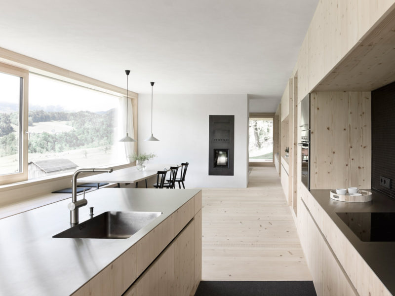 Piel de madera: una casa de Innauer-Matt Architekten