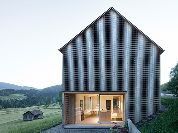 Piel de madera: una casa de Innauer-Matt Architekten