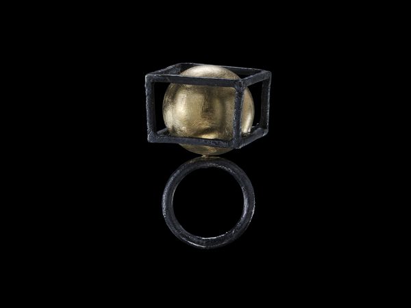 Gigi Mariani. Italia. "Encounter" Anillo. Plata, Oro amarillo 18 KT niello, pátina.