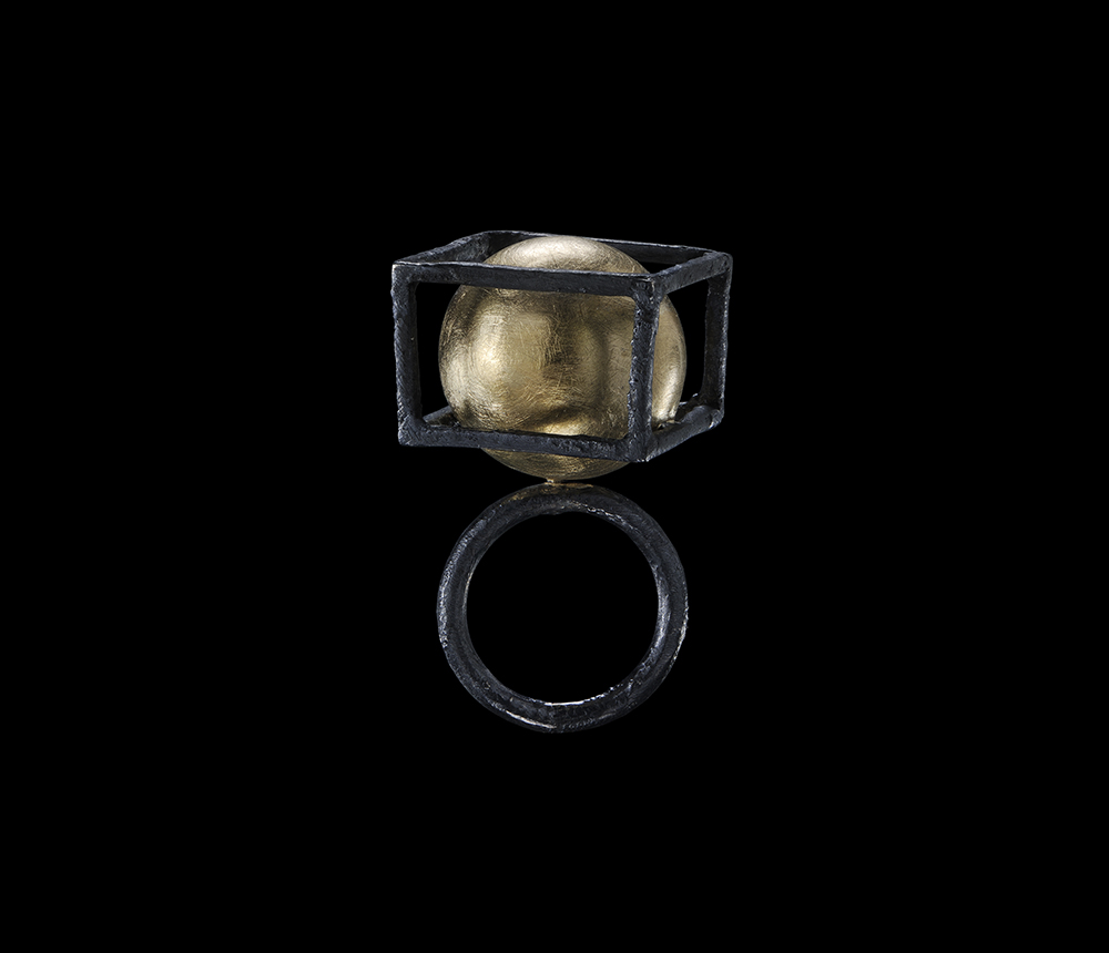 Gigi Mariani. Italia. "Encounter" Anillo. Plata, Oro amarillo 18 KT niello, pátina.