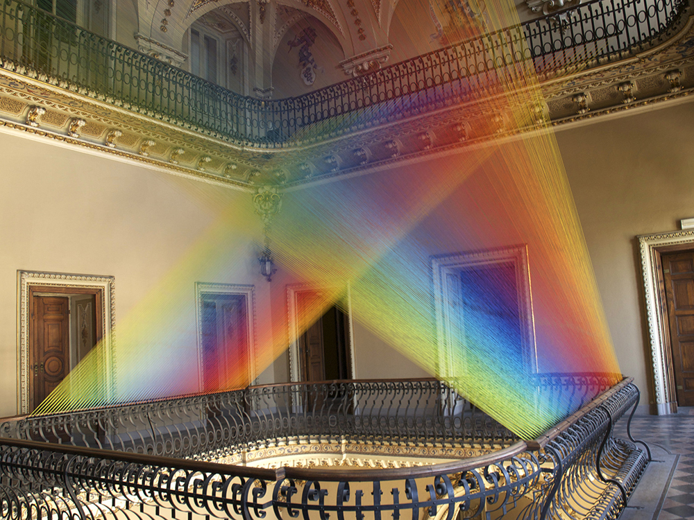 Plexus, los arcoíris textiles de Gabriel Dawe