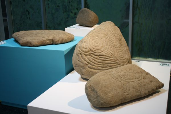 Petrograbados de varios sitios arqueológicos del país, colectados por el Museo Nacional de Costa Rica. Foto cortesía del Museo del Jade.