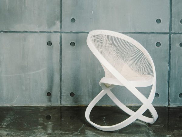 Torsion, la silla de Natalie Musorina inspirada en Naum Gabo