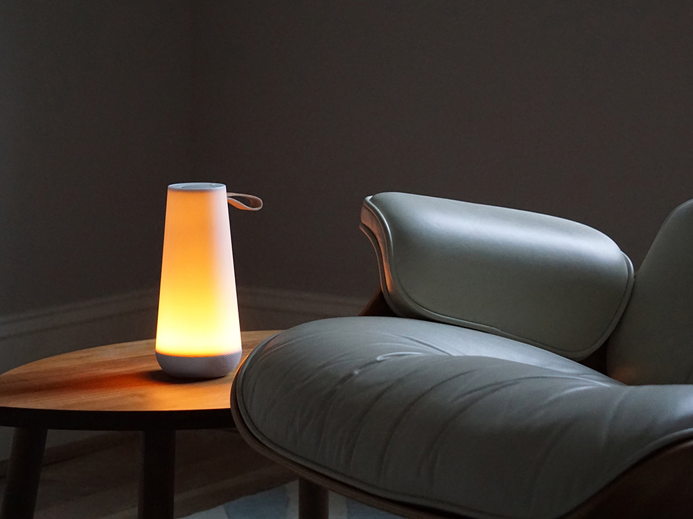 UMA, luz y sonido en la lámpara portátil de Pablo Designs