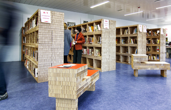 Muebles de cartón para la Biblioteca Civica Movimente, de A4Adesign