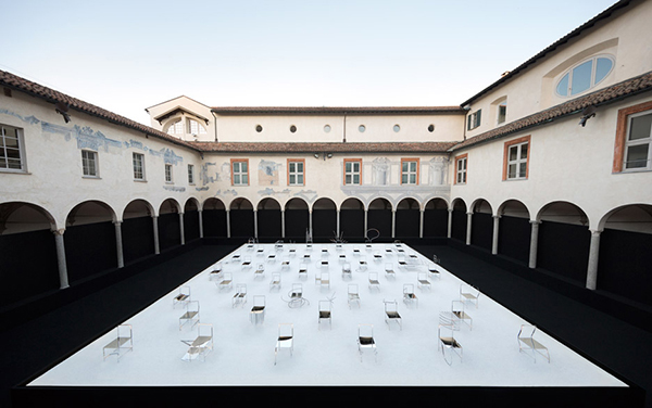 50 Manga Chairs, Facoltà Teologica dell'Italia Settentrionale, Milán. Nendo, 2016