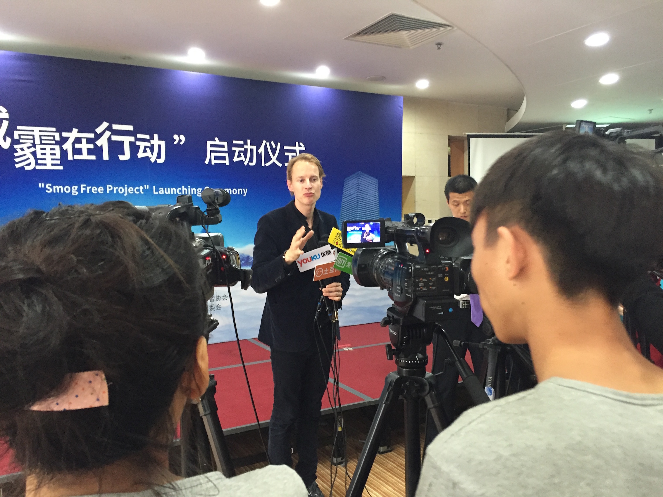 Daan Roosegaarde en la presentación de Smog Free Project China, Pekín (China), 2016, ©Studio Roosegaarde