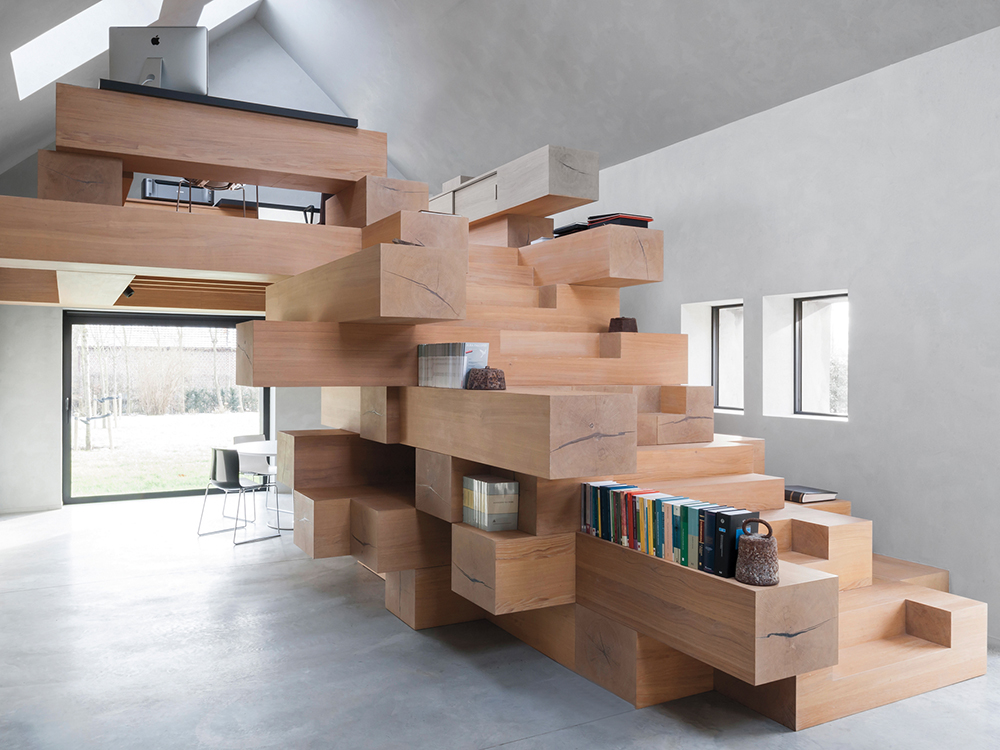 Studio Farris Architects transforma un viejo establo en una oficina