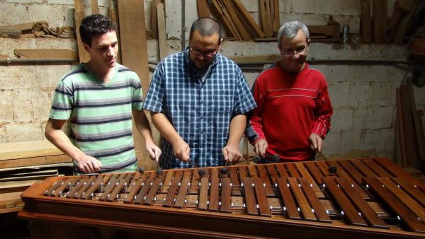 La familia Biolley demostrando su talento musical en una de sus marimbas populares fabricadas en su taller. Foto cortesía de Oscar Biolley