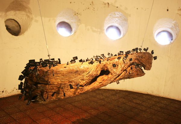 Lourdes de la Riva, Guatemala, instalación en la sala de las mirillas, antiguos calabozos del Cuartel de Bella Vista, hoy Museo Nacional. Foto LFQ.