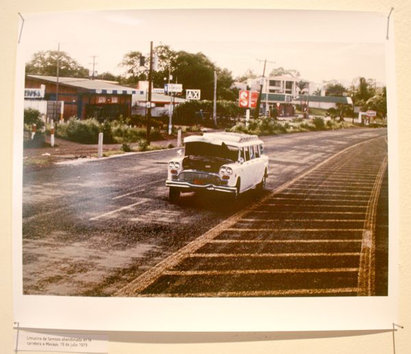 Margarita Montealegre, Limusina abandonada en la carretera de Masaya 1979. foto y video. Foto cortesía de la artista.