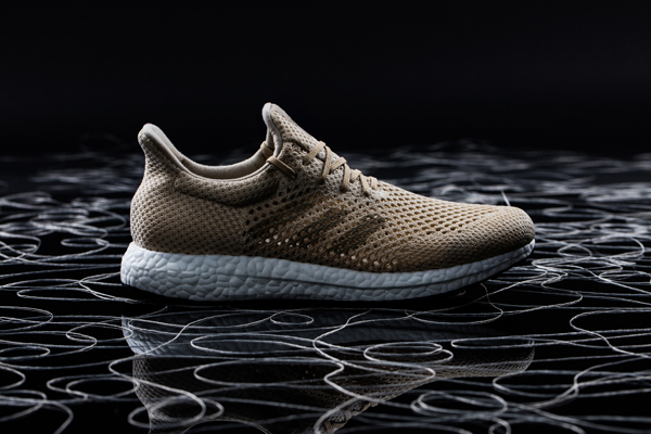 Zapatillas biodegradables | Fibra artificial con seda de araña | Futurecraft Biofabric, Adidas, 2016. © Hannah Hlavacek / Adidas Group 