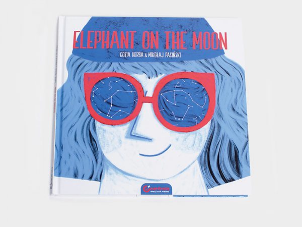 Elephant on the moon, un cuento ilustrado por Sosia Herba y Mikołaj Pasiński