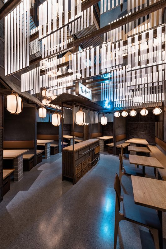 Iluminación recreando la iluminación de neón en Tokio Hikari Yakitori Bar, Masquespacio, 2017 © Luis Beltran