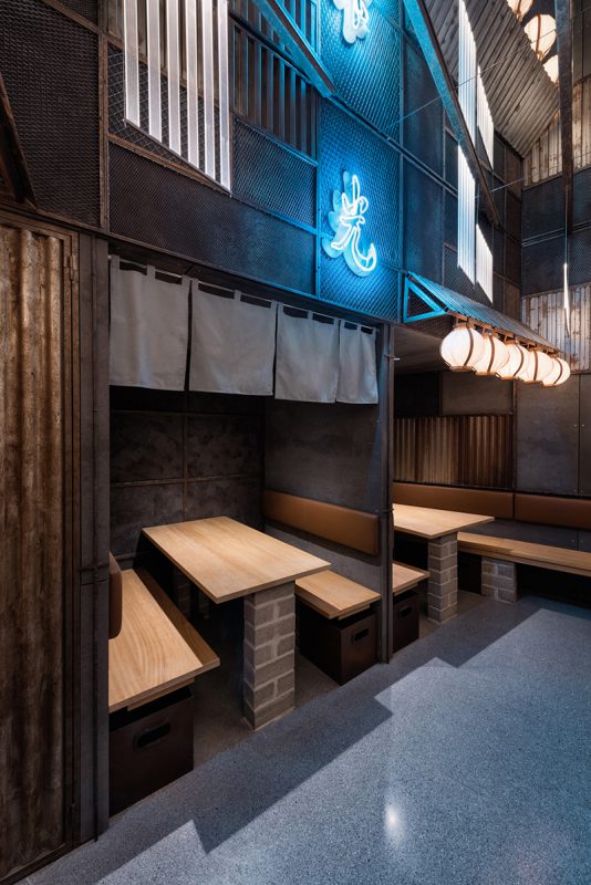 Espacio con estilo japones para el asiento de comensales. Hikari Yakitori Bar, Masquespacio, 2017 © Luis Beltran