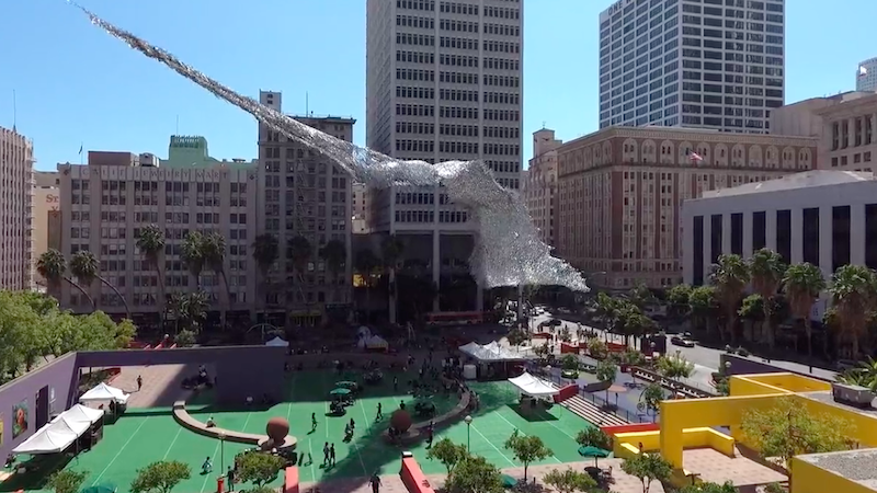 El gran espectáculo suspendido sobre la Plaza Pershing en Los Ángeles